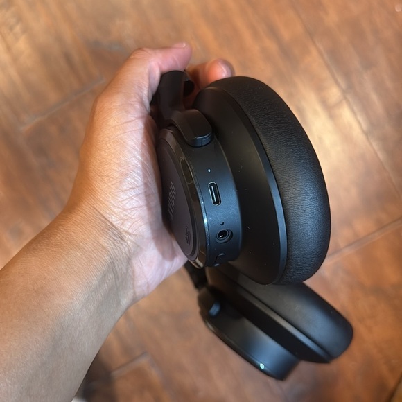 Black Wireless Bluetooth Headphones - Great Condition - Picture 5 of 8